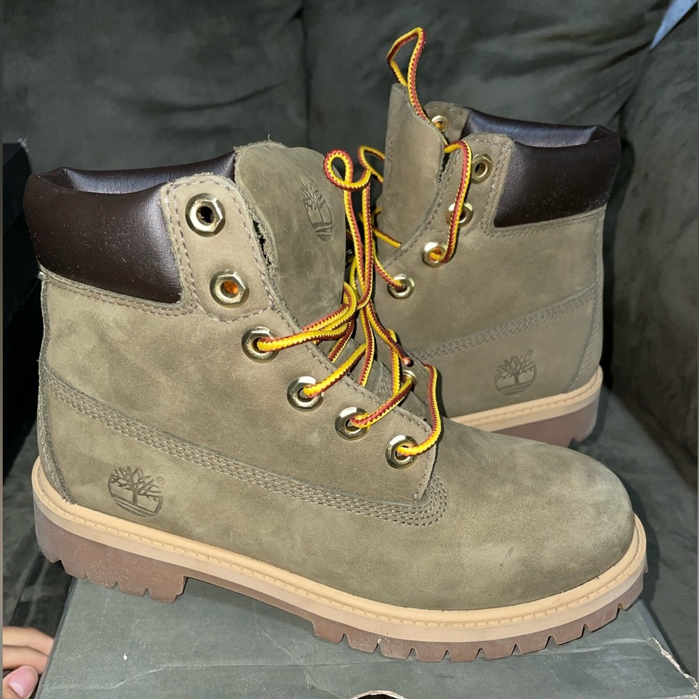 Timberland Olive green sz 4 Junior